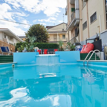 Hotel A Casa Nostra Римини Экстерьер фото