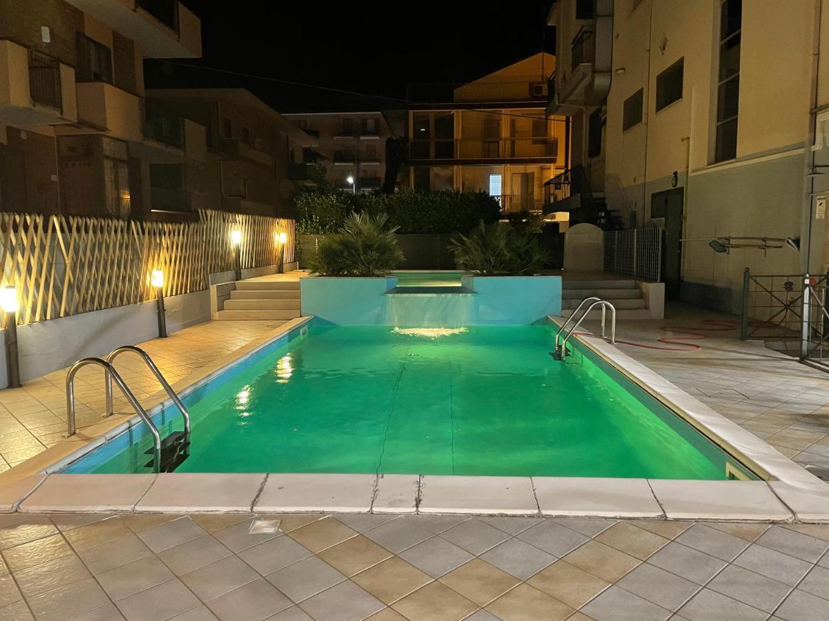 Hotel A Casa Nostra Римини Экстерьер фото