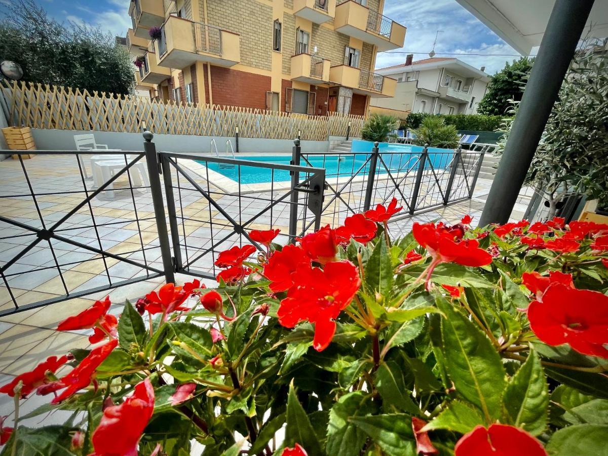 Hotel A Casa Nostra Римини Экстерьер фото