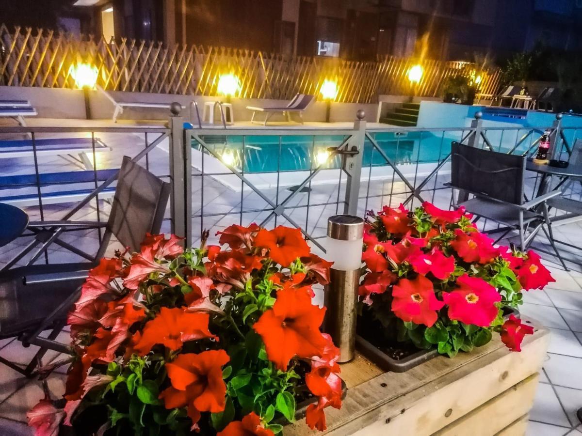 Hotel A Casa Nostra Римини Экстерьер фото
