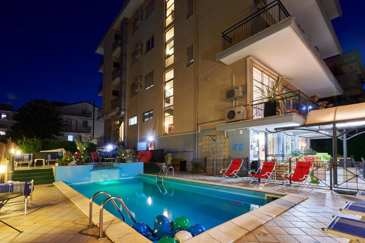 Hotel A Casa Nostra Римини Экстерьер фото