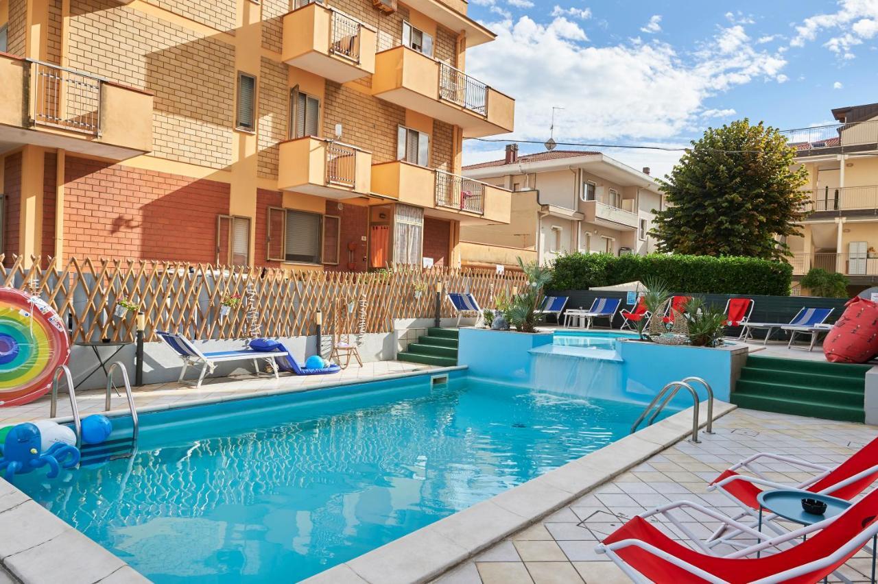 Hotel A Casa Nostra Римини Экстерьер фото
