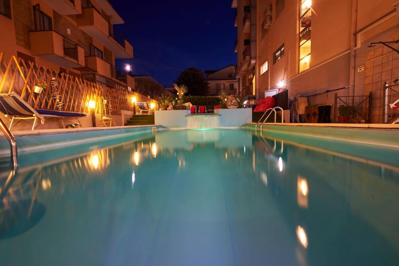 Hotel A Casa Nostra Римини Экстерьер фото