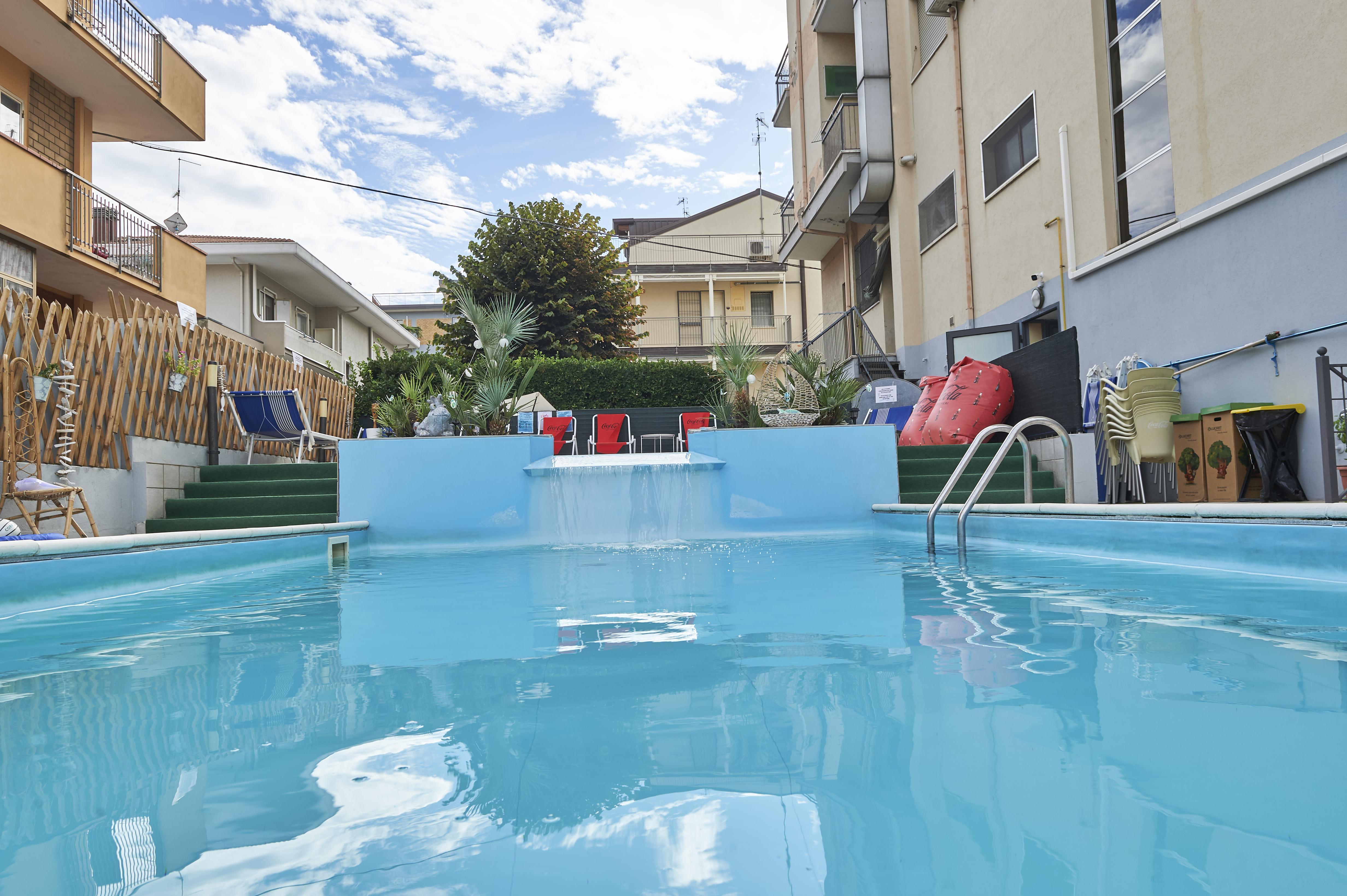 Hotel A Casa Nostra Римини Экстерьер фото