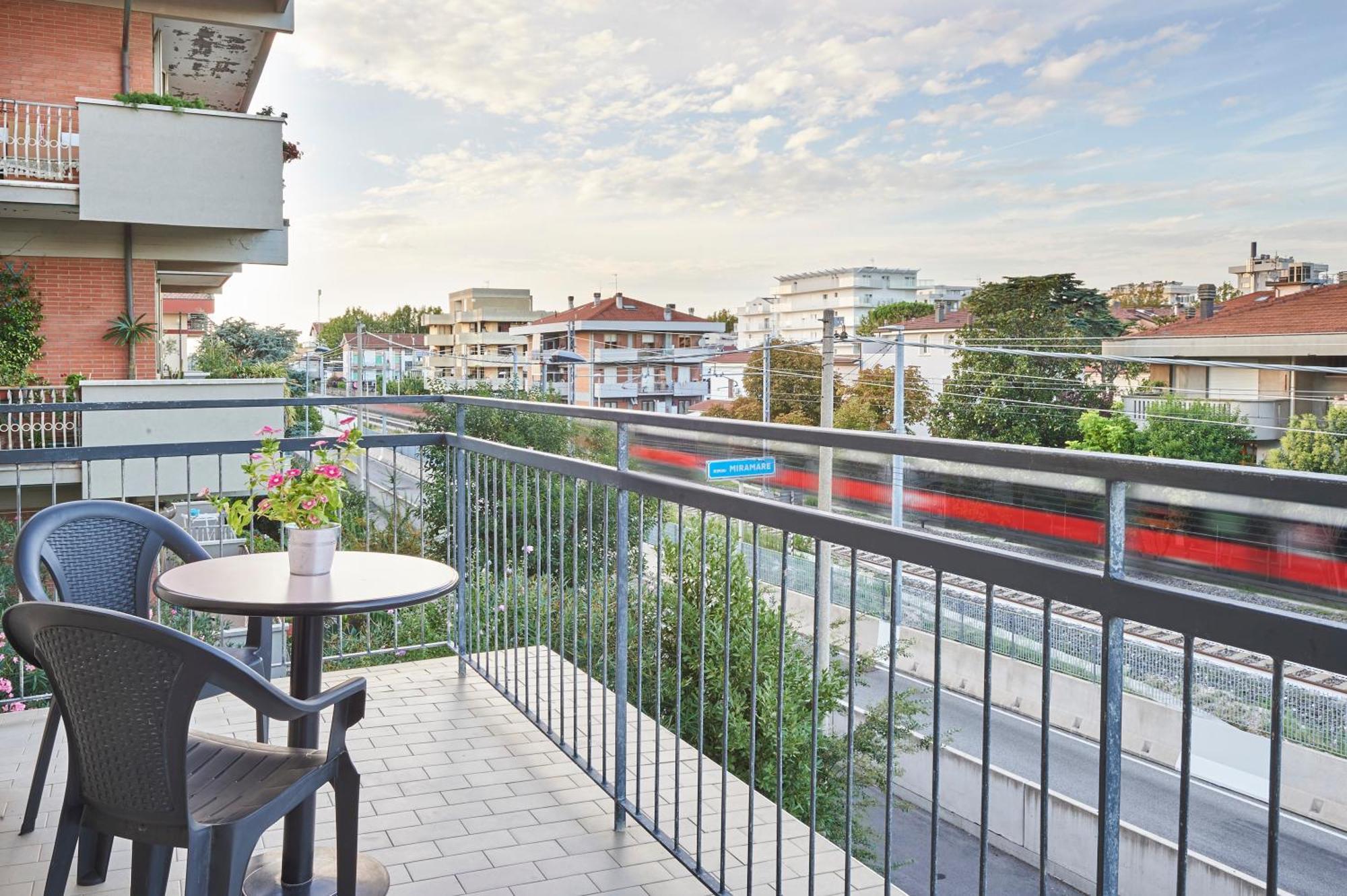 Hotel A Casa Nostra Римини Экстерьер фото