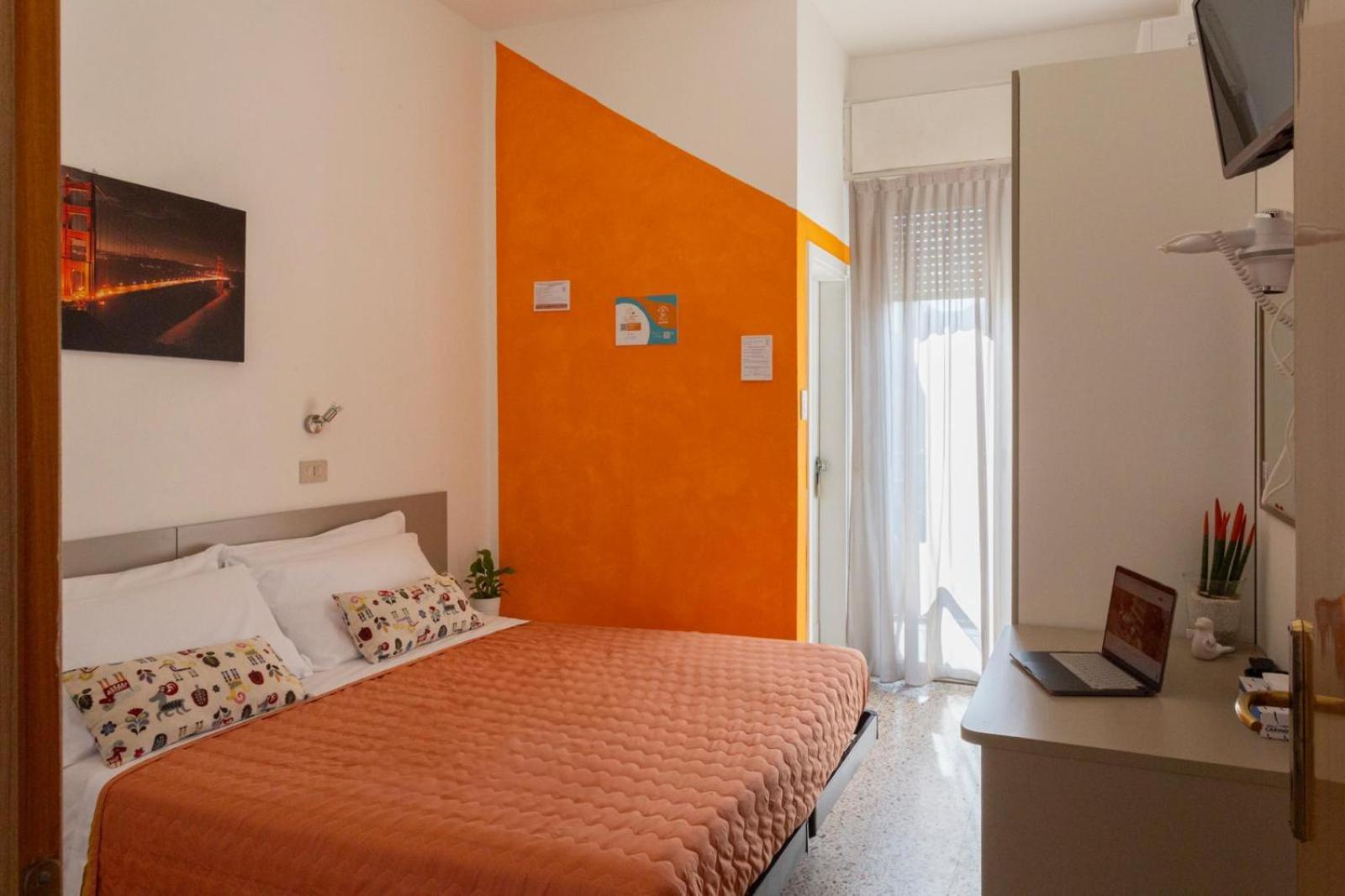 Hotel A Casa Nostra Римини Экстерьер фото